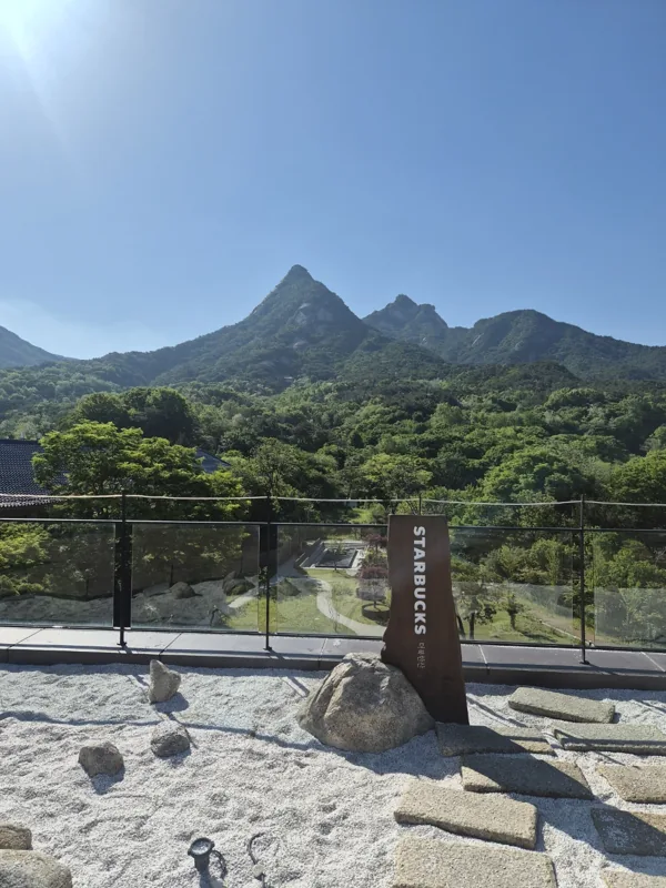 北漢山を望むカフェ