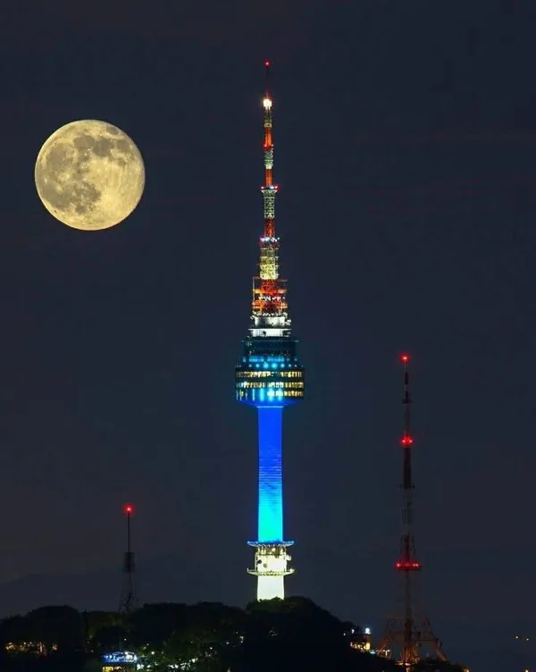 満月とNソウルタワー